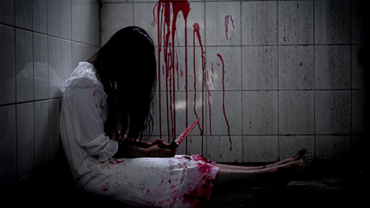 Cảnh tượng một con ma bị thương nặng, máu chảy đầm đìa