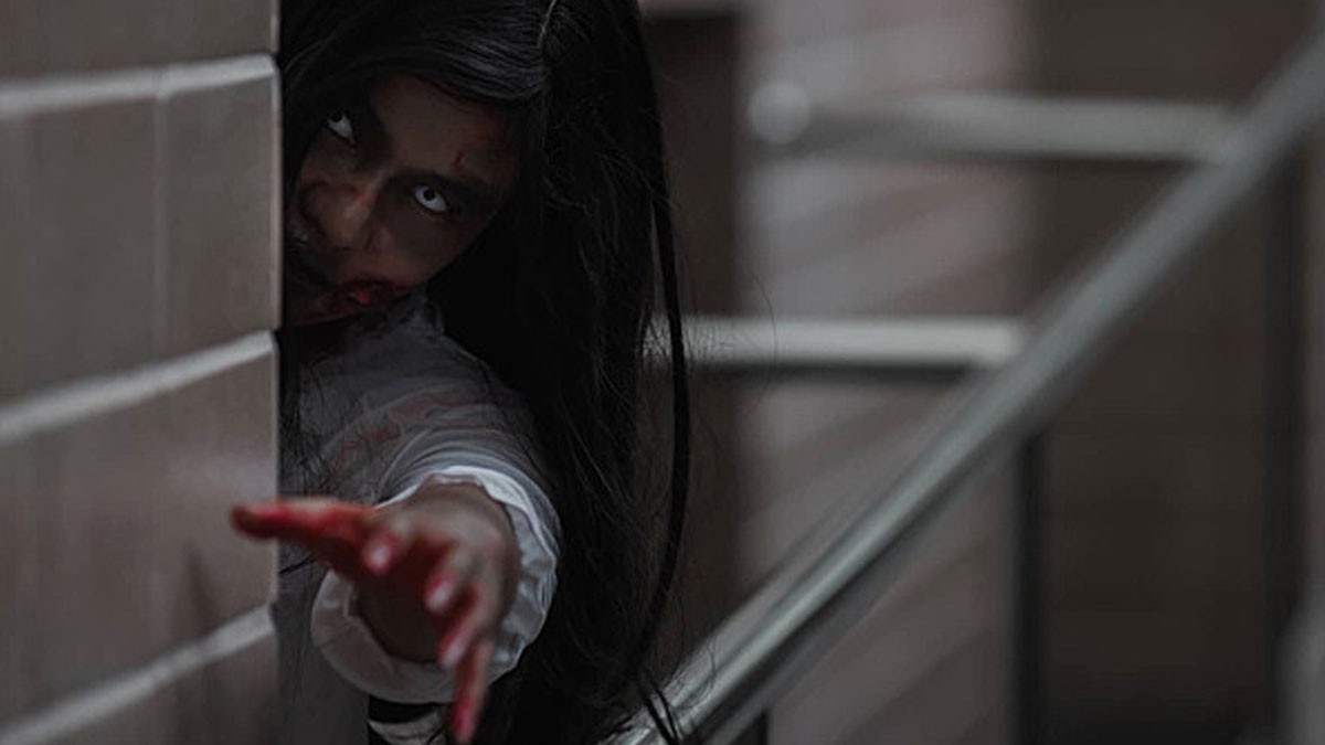 Một hình ảnh ma với máu me chảy dài trên khuôn mặt