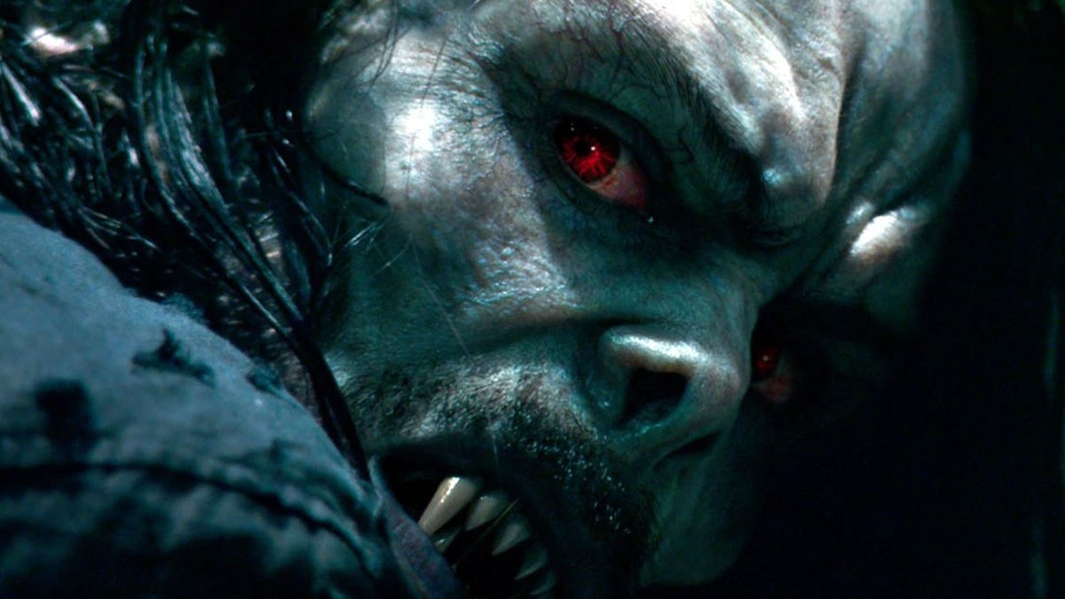 Hình ảnh ma cà rồng với máu me trên miệng