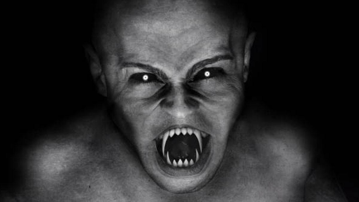 Một ma cà rồng với biểu cảm ghê rợn