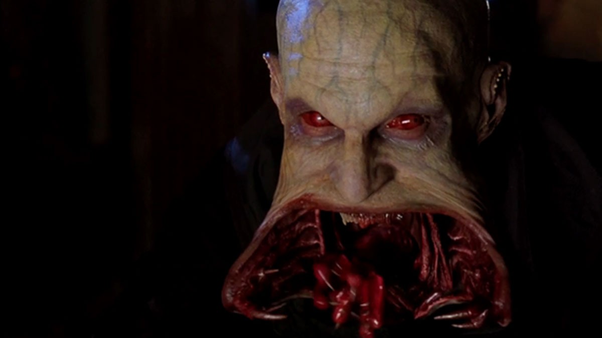 Một ma cà rồng với vẻ ngoài tàn bạo và ánh mắt khát máu