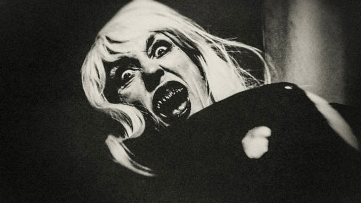 Một ma cà rồng với khuôn mặt nhợt nhạt và đôi mắt đỏ rực