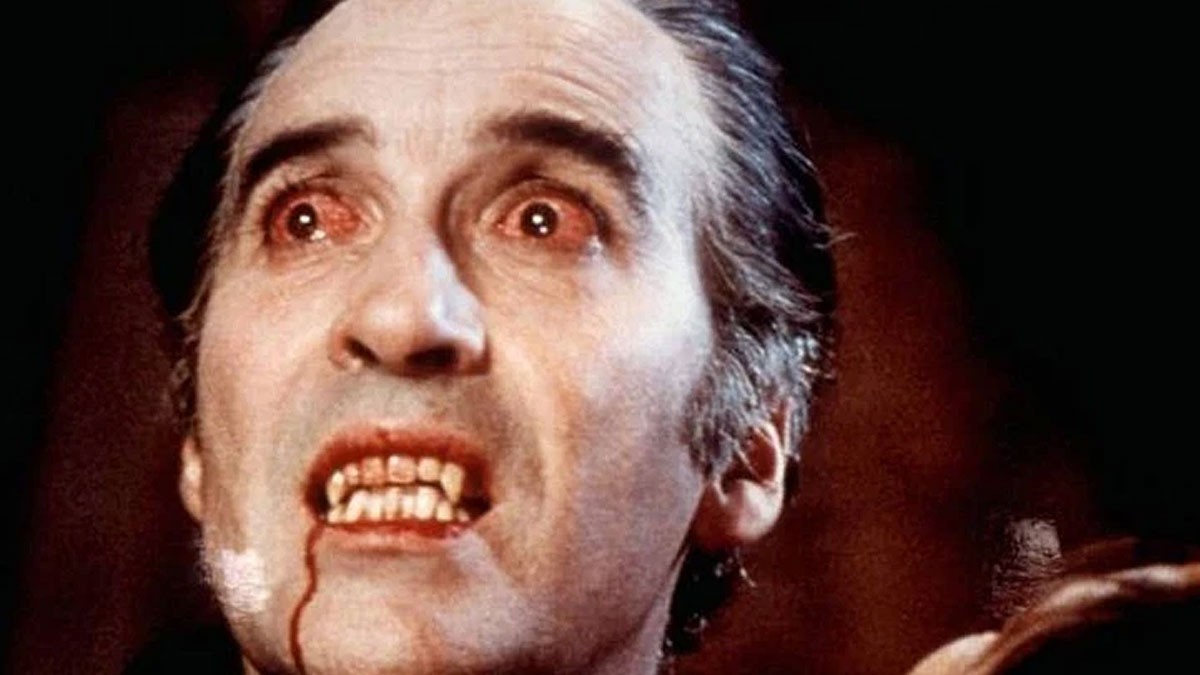 Hình ảnh một ma cà rồng với đôi nanh dài và ánh mắt sắc lạnh