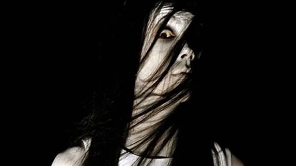 Hình ảnh một hồn ma Thái Lan xuất hiện trong khung cảnh tối tăm