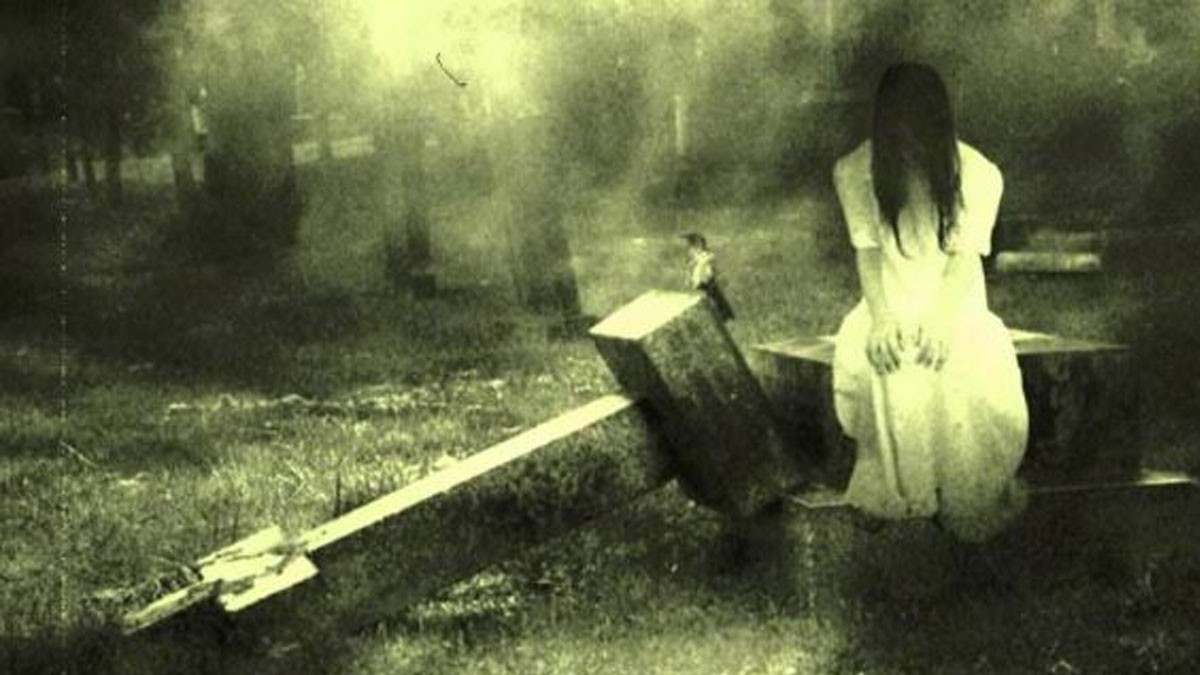 Cận cảnh bàn tay ma quỷ với móng vuốt sắc nhọn