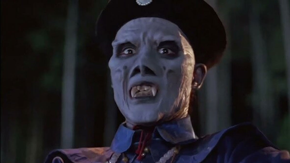 Một cương thi với khuôn mặt cau có và ánh mắt sắc lẹm