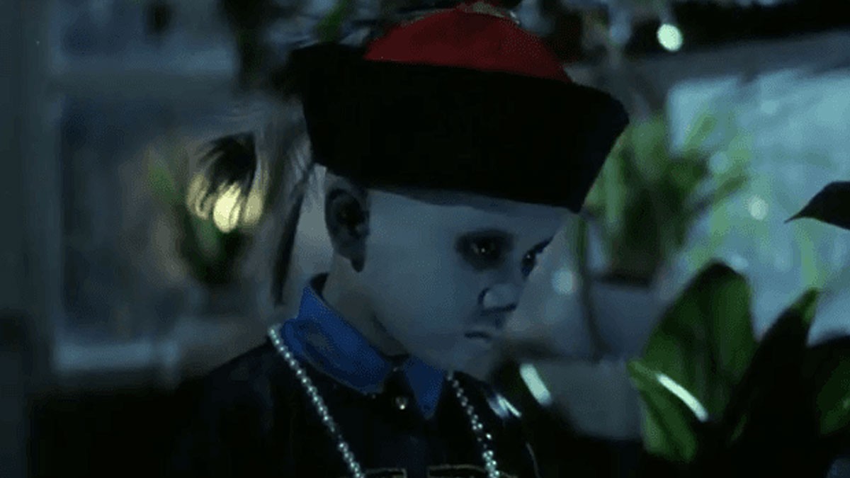 Một cương thi với đôi bàn tay dài và móng vuốt sắc nhọn