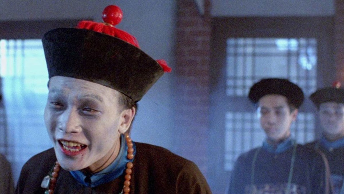 Một cương thi với trang phục cổ trang Trung Quốc