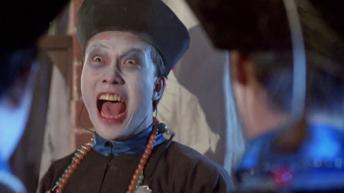 Hình ảnh một cương thi với khuôn mặt nhợt nhạt và đôi mắt mở trừng