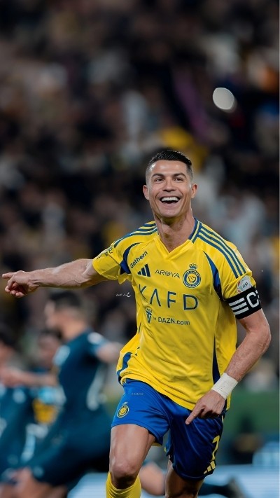 Ronaldo ăn mừng chiến thắng sau trận đấu