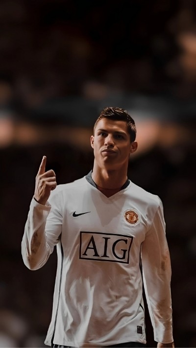 CR7 với phong thái cool ngầu trong màu áo MU