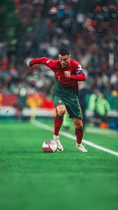 Ảnh nền CR7 ngầu trên sân cỏ