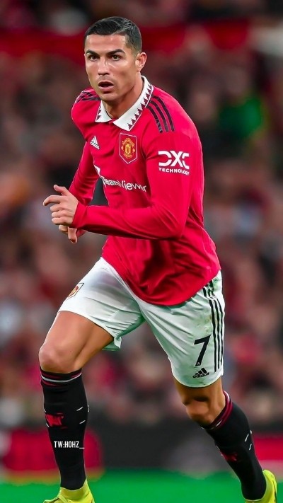 CR7 với vẻ ngoài cool ngầu trên sân cỏ