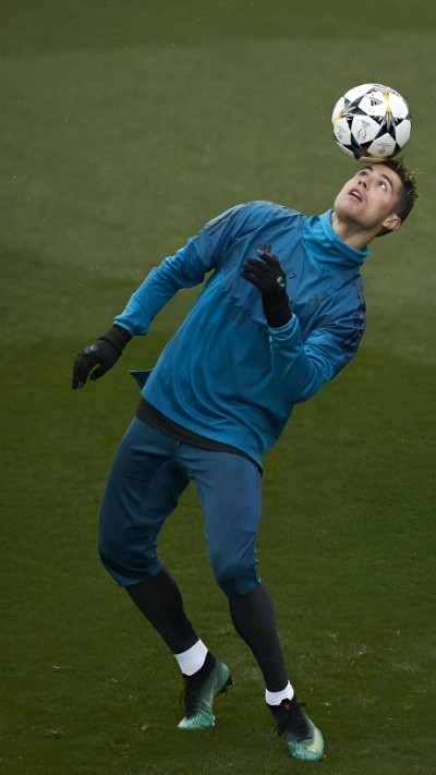 CR7 với vẻ ngoài siêu ngầu trên sân cỏ