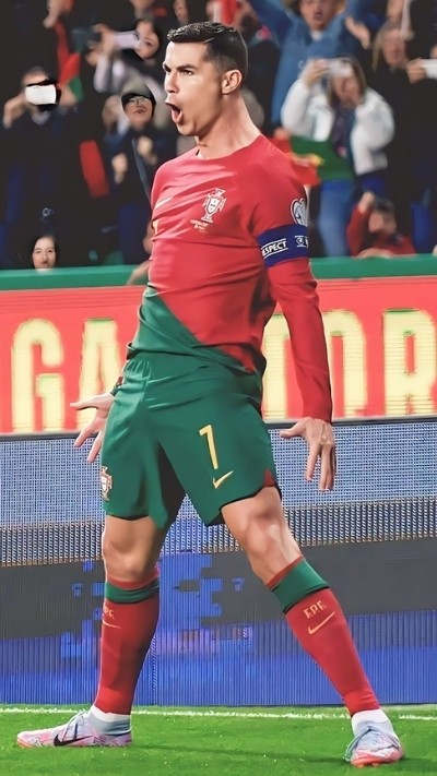 Ảnh nền Ronaldo ngầu trên sân cỏ