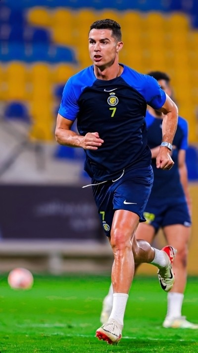 Ronaldo với vẻ ngoài cool ngầu trên sân đấu