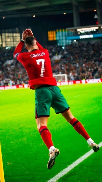 Hình ảnh Ronaldo với biểu cảm tập trung trên sân