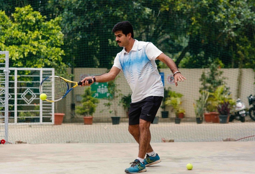 Bóng sẽ được giao từ phải qua trái tại sân của người giao bóng (Decathlon)