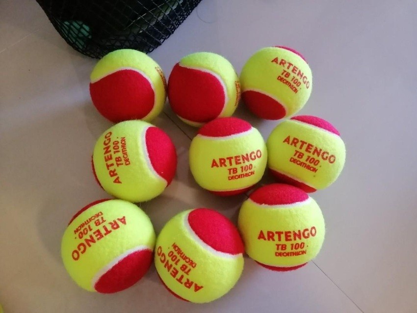 Bóng thi đấu Tennis có đường kính từ 6.35 - 6.67 cm, trọng lượng khoảng từ 56 - 59.4 g (Decathlon)