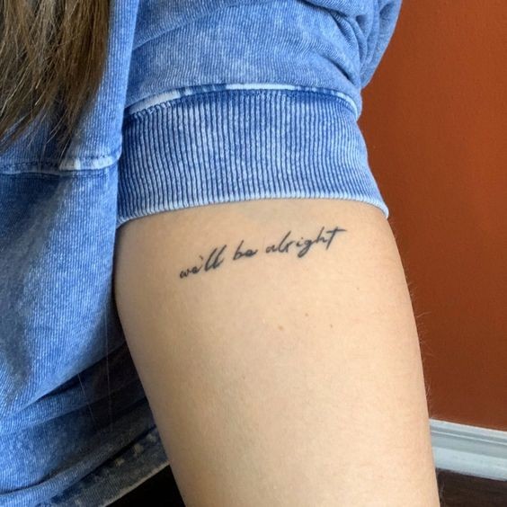 Hình xăm chữ "Will be alright" trên cánh tay