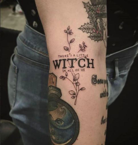 Hình xăm chữ "Witch" trên cánh tay