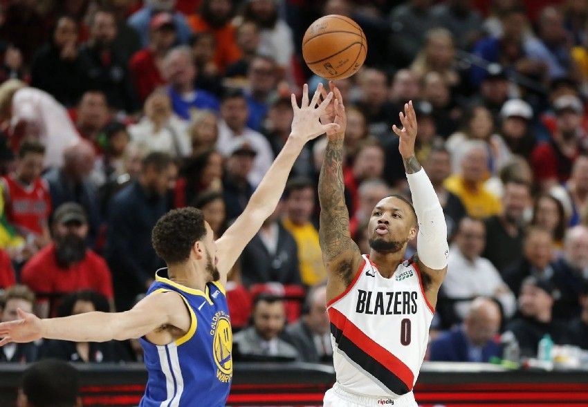 Trong mọi trận đấu, tất cả các cầu thủ chỉ được sử dụng tay để thực hiện các động tác liên quan đến việc chơi bóng