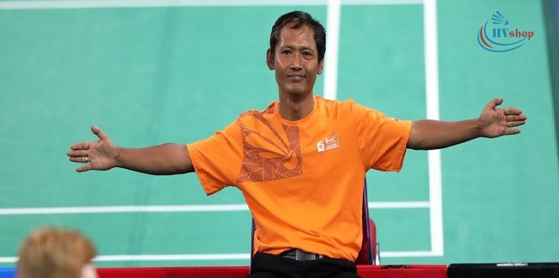 Các kí hiệu của trọng tài trên sân cầu