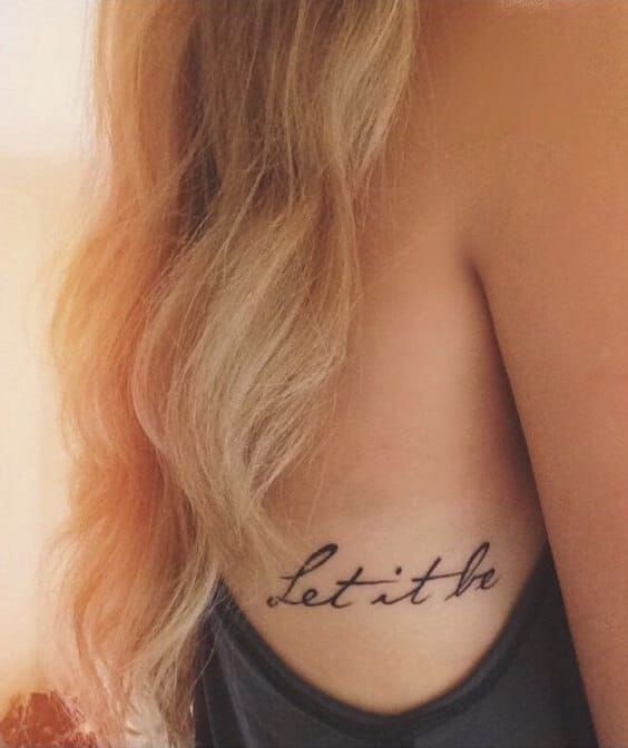 Hình xăm chữ "Let it be" trên cổ tay