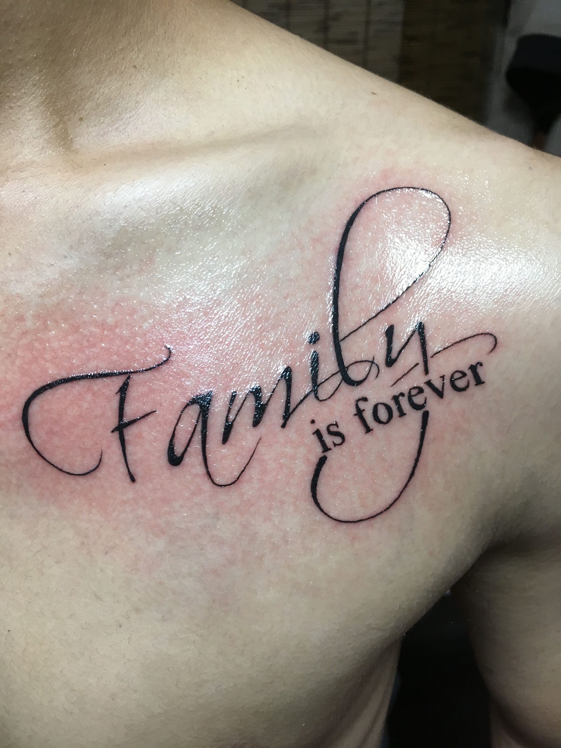 Hình xăm chữ Family thể hiện tình cảm cha con