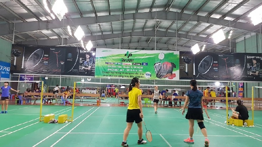 Không gian tập luyện thoáng đãng tại Sân cầu lông Hưng Phú