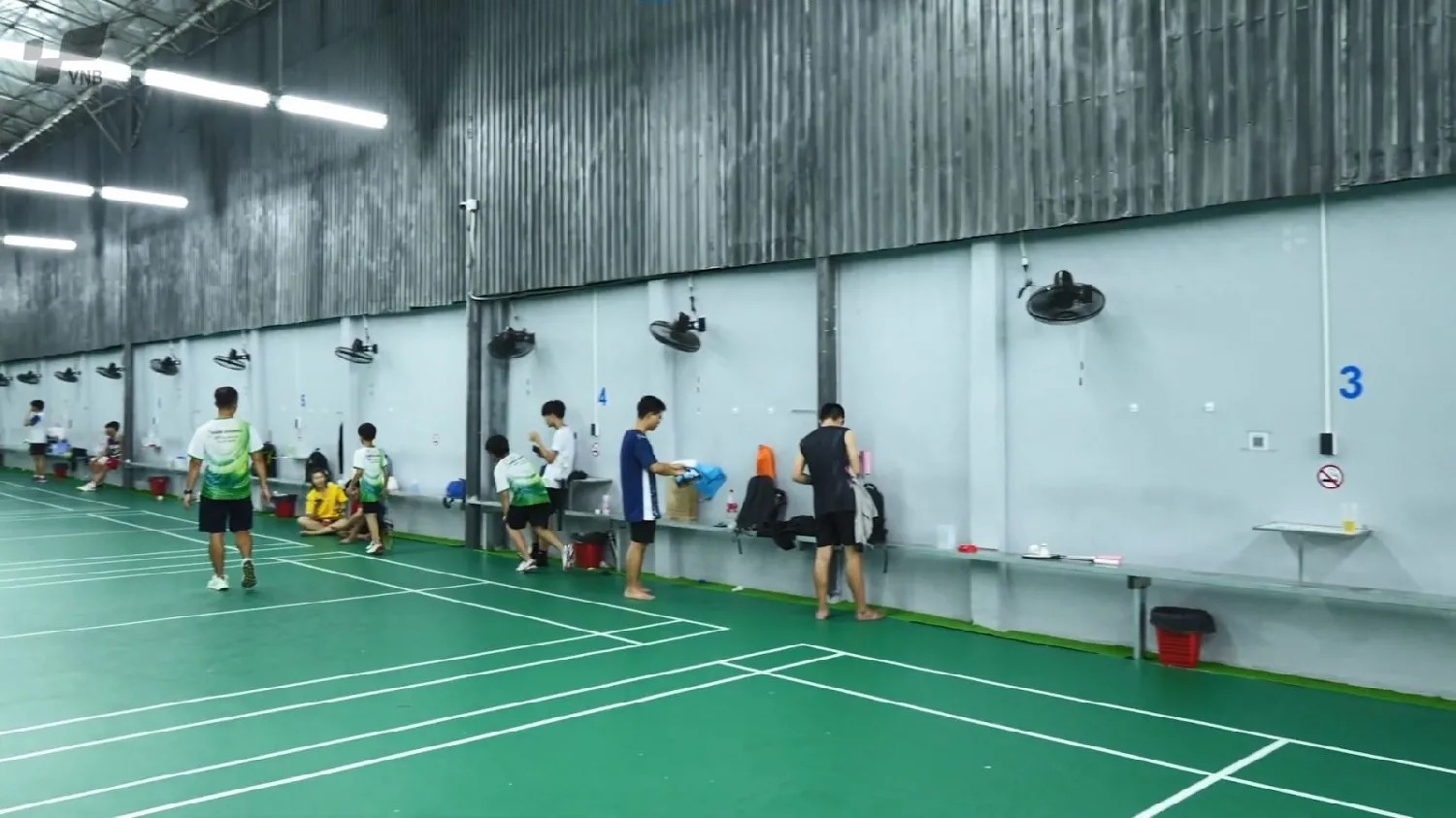 Hệ thống chiếu sáng được lắp đặt hiệu quả, đảm bảo ánh sáng đồng đều trên toàn bộ mặt sân