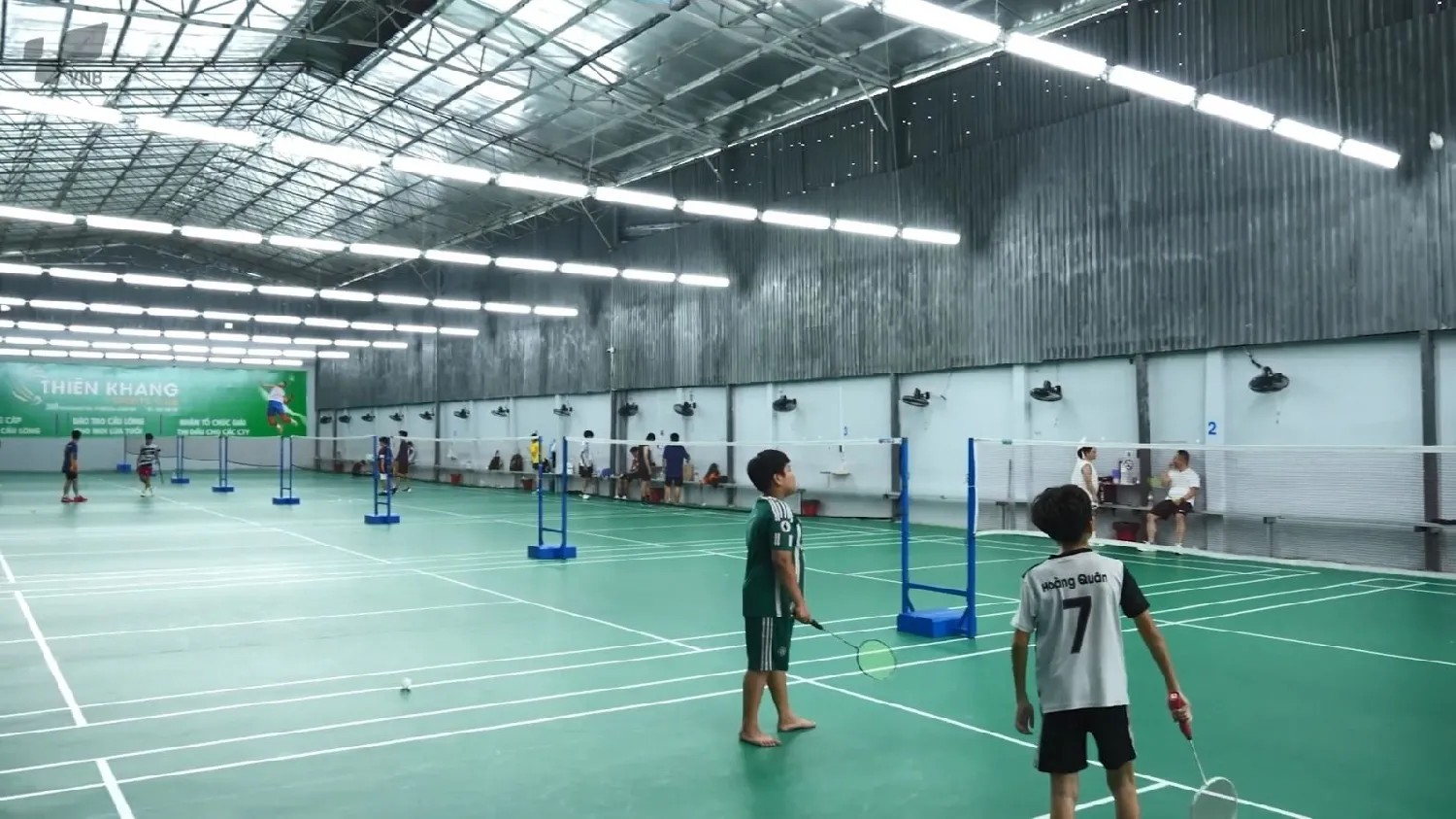 Cận cảnh không gian thoáng đãng và sạch sẽ của sân cầu lông Thiên Khang