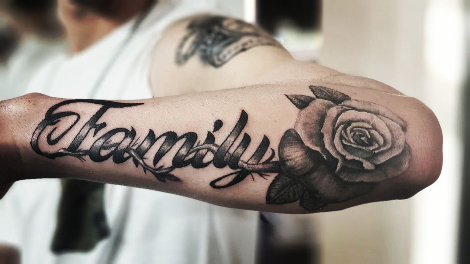 Nam giới đang cân nhắc lựa chọn hình xăm ý nghĩa