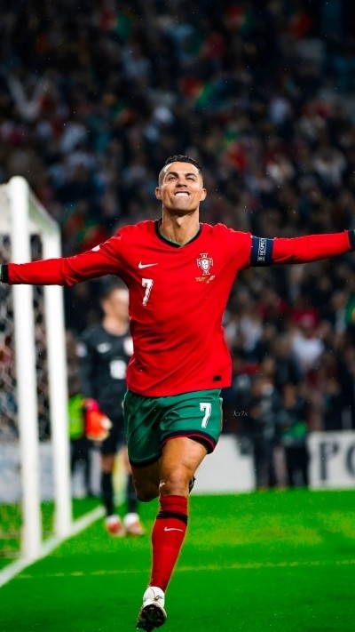 Ronaldo cùng đồng đội trong màu áo tuyển quốc gia