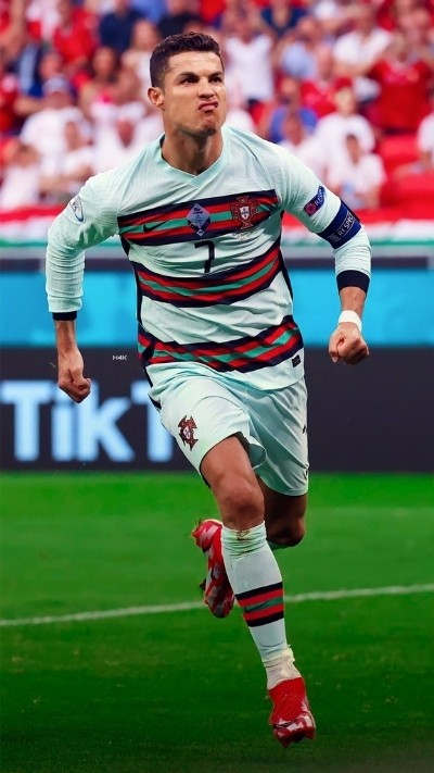 Hình ảnh Ronaldo với phong thái ngầu trên sân đấu