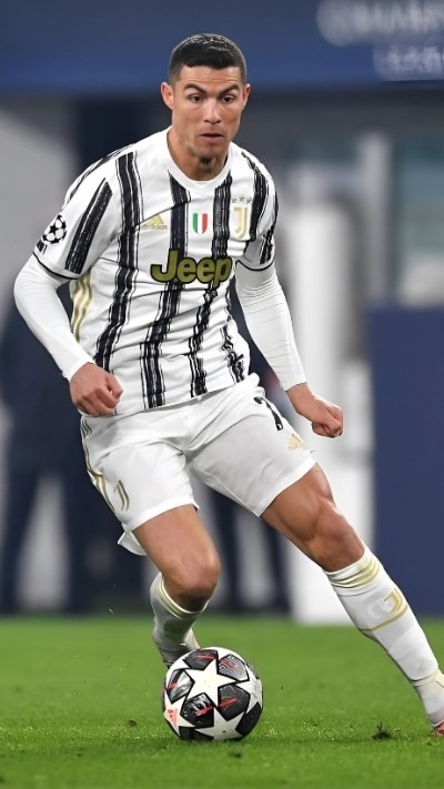 CR7 với phong thái cool ngầu trên sân cỏ