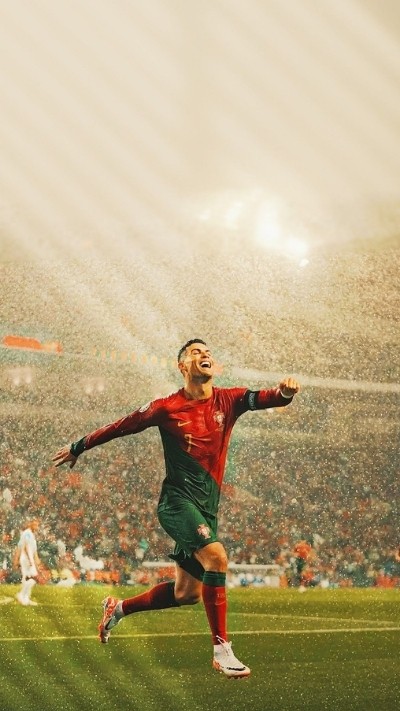 Hình nền CR7 ngầu trên sân cỏ