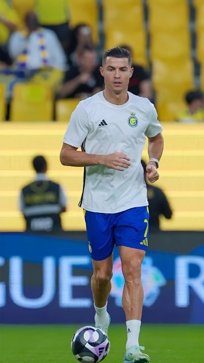 CR7 thi đấu trên sân cỏ với phong thái chuyên nghiệp