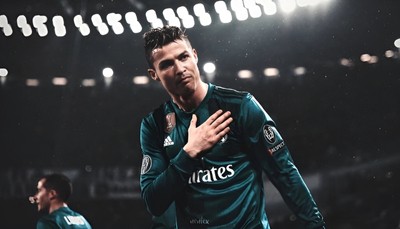 Hình ảnh cận cảnh Ronaldo thể hiện phong thái chuyên nghiệp
