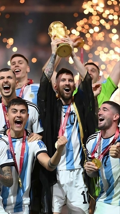 Messi nâng cao cúp vô địch