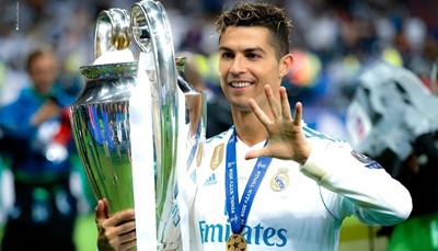 Cristiano Ronaldo trong trang phục thi đấu của Real Madrid, thể hiện sự tập trung cao độ