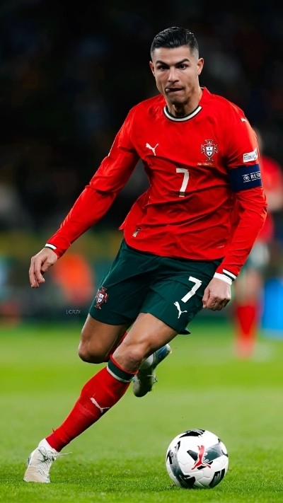 Ronaldo trong một pha tranh chấp bóng quyết liệt