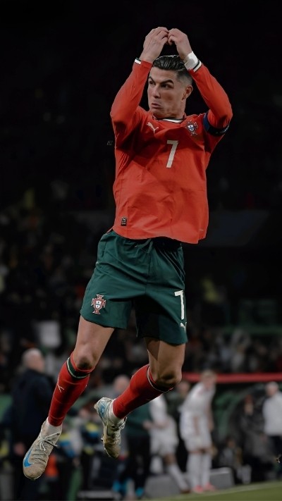 Hình nền Ronaldo ghi bàn với phong thái cực ngầu
