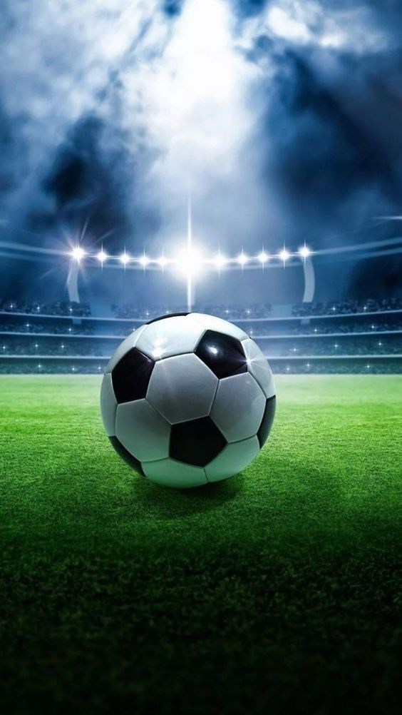 Một sân bóng đá với đường kẻ rõ nét, tạo điểm nhấn cho màn hình điện thoại
