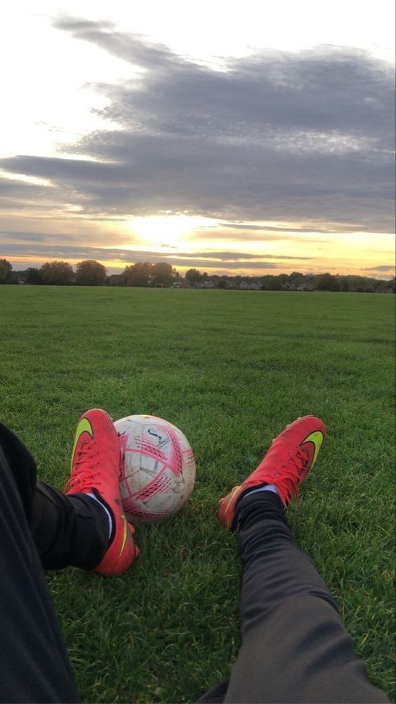 Sân bóng đá với ánh đèn rực rỡ, sẵn sàng cho một trận cầu đỉnh cao