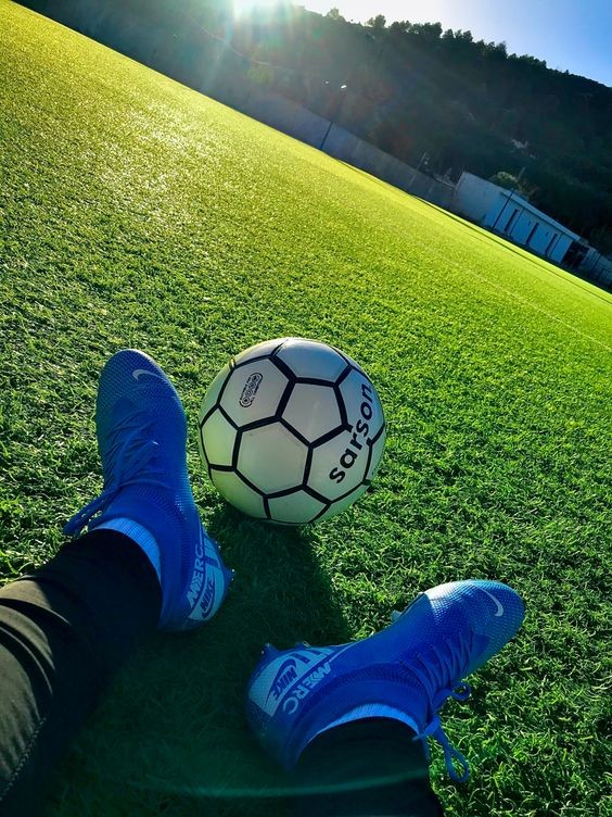 Hình ảnh khán đài sân bóng đá trống vắng, tạo cảm giác tĩnh lặng