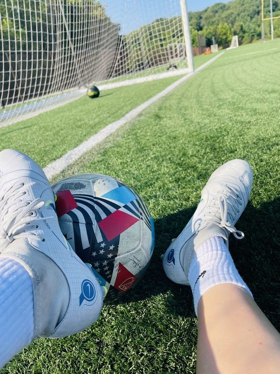 Sân bóng đá với các đường nét kiến trúc độc đáo, tạo điểm nhấn