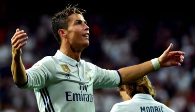 Ronaldo thực hiện động tác kỹ thuật ấn tượng