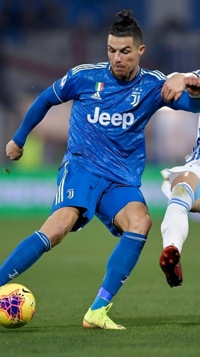 Ronaldo thể hiện sự mạnh mẽ trên sân cỏ