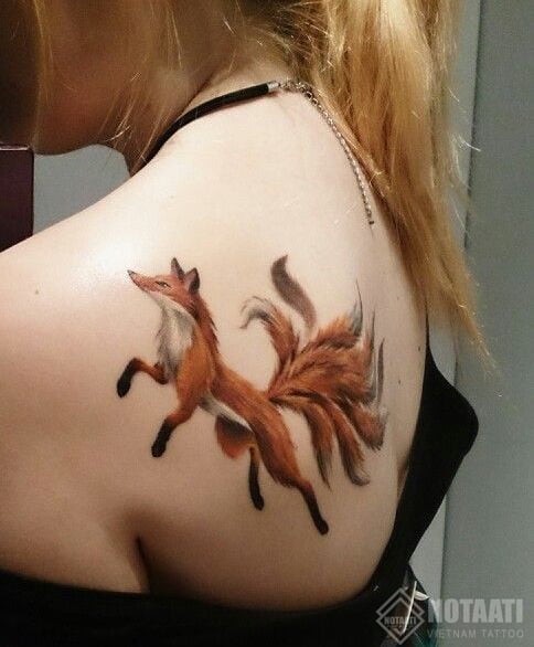 Hình xăm cáo 9 đuôi đầy màu sắc ở lưng